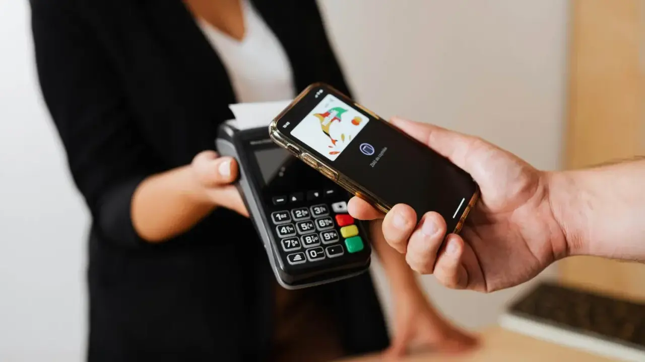 Szybka revolut płatność telefonem NFC zbliżeniowo. Transakcja gotowa!
