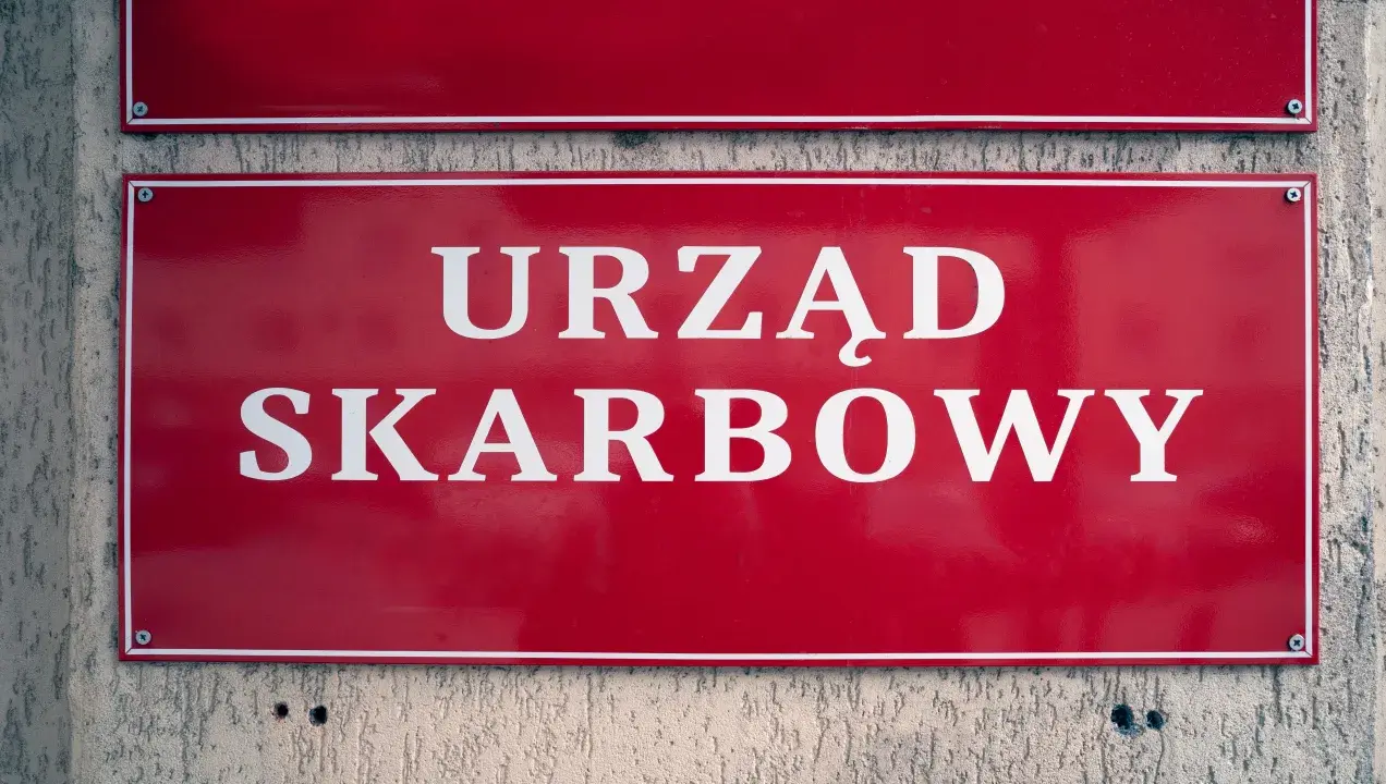 Tablica "Urząd Skarbowy". Zastanawiasz się, jaka kwota przelewu bez kontroli jest bezpieczna? Lepiej nie ryzykować.