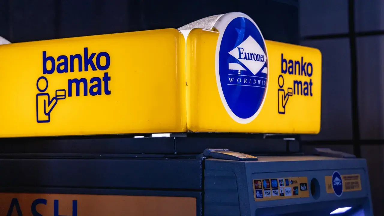 Żółty bankomat Euronet z napisem "bankomat". Można tu wpłacić pieniądze, korzystając z kart Visa, Mastercard i innych.