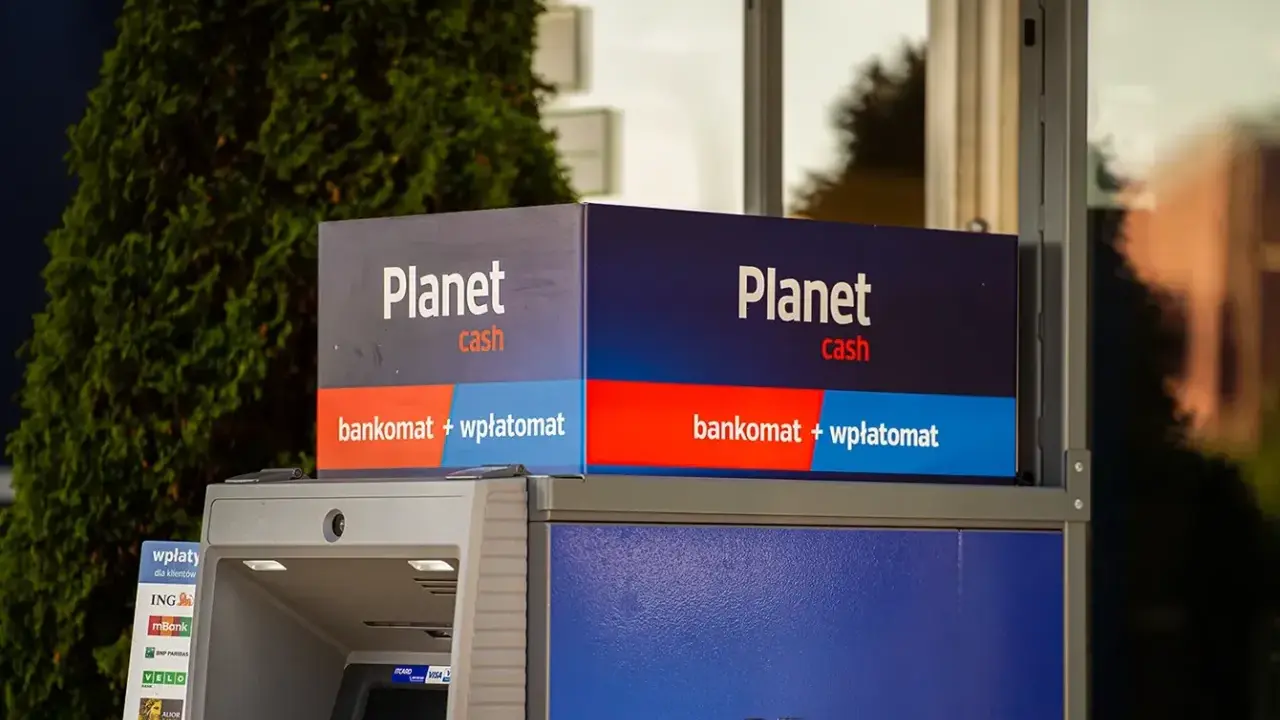 Bankomat Planet Cash z funkcją wpłatomatu. Sprawdź planet cash limit wypłaty, aby poznać dostępne opcje.