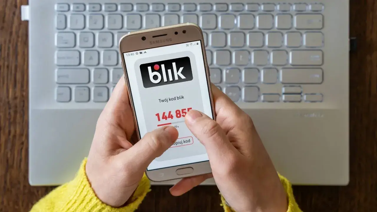 Dostałem przelew przez pomyłkę! Na ekranie telefonu widzę kod Blik, który zaraz skopiuję, by zwrócić pieniądze.