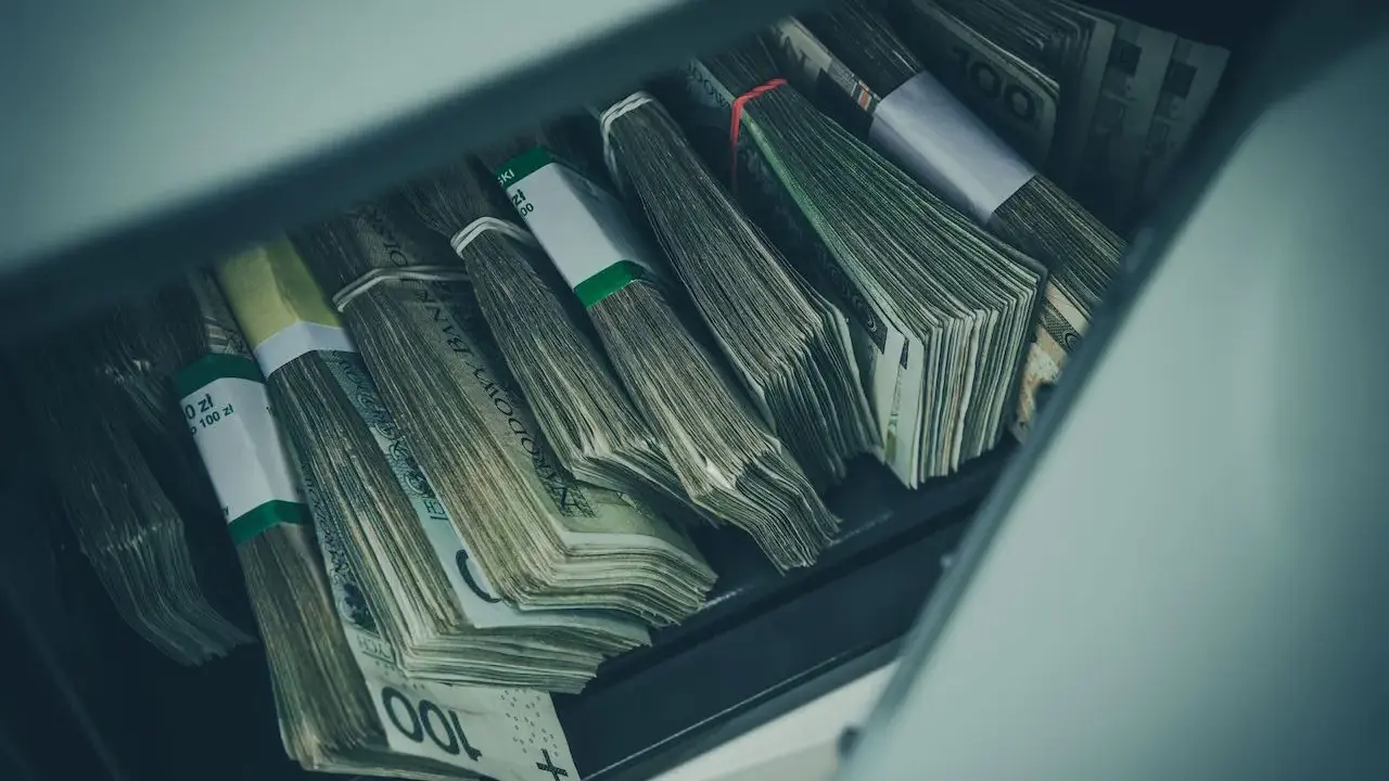 Stosy banknotów w oparciu o oszczędności w gotówce a urząd skarbowy.