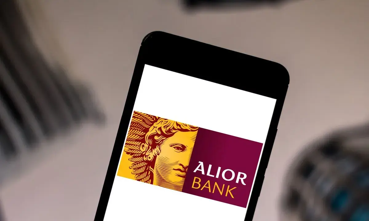 Logo Alior Bank na ekranie smartfona. Szybkie przelewy i płatności z bic swift Alior Bank.