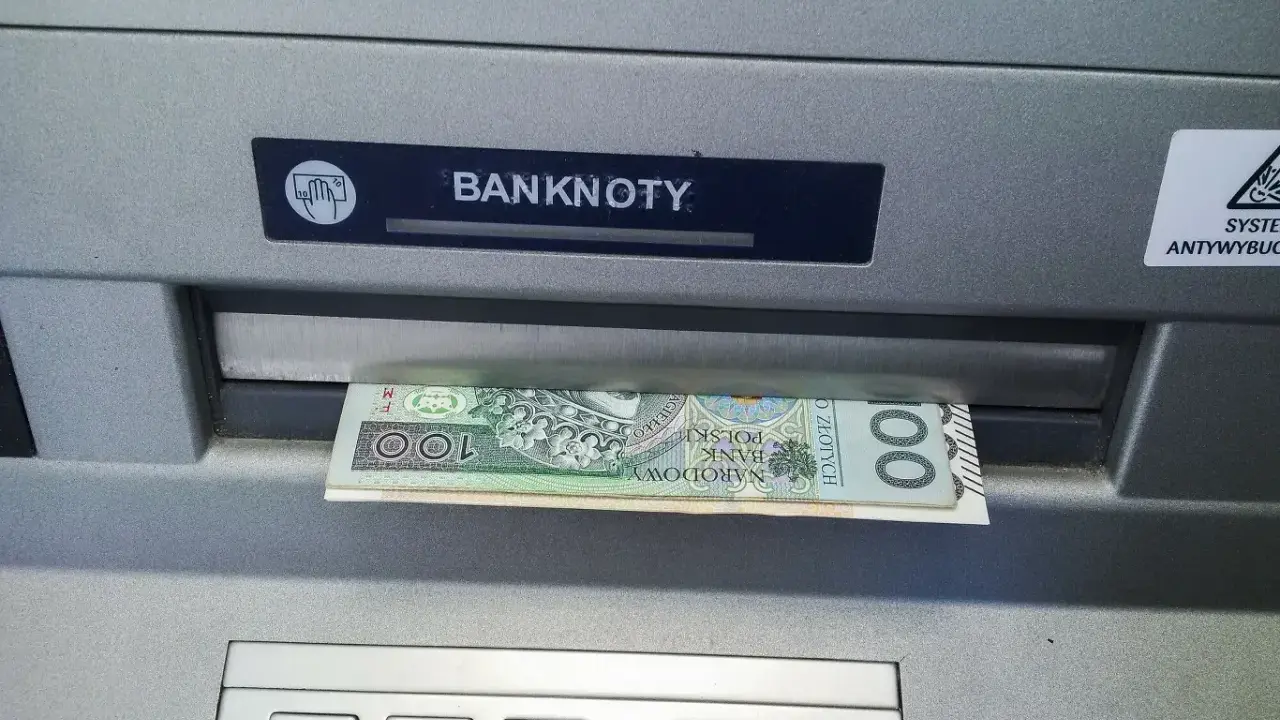 Zostawiłem pieniądze w bankomacie. Stos banknotów 100 zł wystaje z otworu na banknoty.