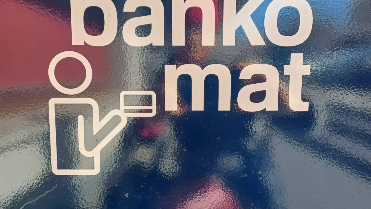 Bankomat Santander. Znak osoby z kartą. Sprawdź limit wypłaty gotówki w oddziale.