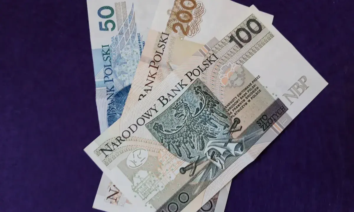 Polskie banknoty: 50, 100, 200 zł. To pokazuje, jakie przelewy są monitorowane w Polsce.