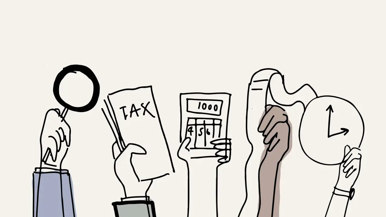 Ręce trzymają lupę, dokument "TAX", kalkulator i zegar. Rozważasz podatki w Niemczech?