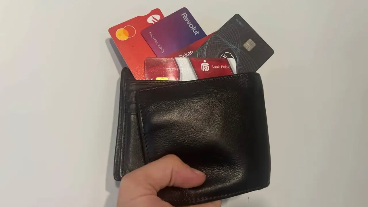 Portfel z kartami: Revolut, Mastercard, Pekao, Bank Polski. Michał Krol. Korzystanie z cudzej karty płatniczej za zgodą.