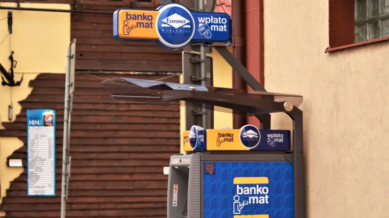 Bankomat Euronet, gdzie łatwo dowiesz się, jak wpłacić pieniądze na konto.