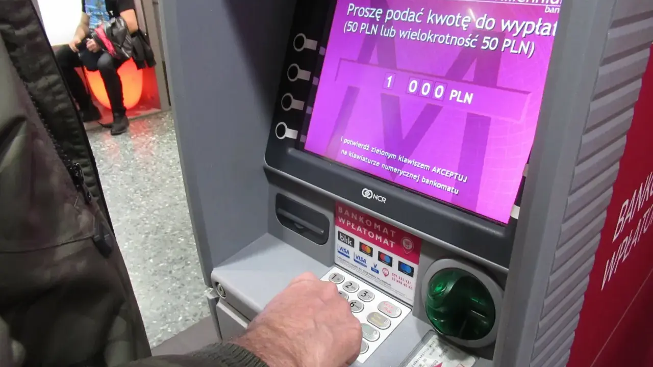 Wpisuję kwotę 1000 PLN na bankomacie Millennium, aby dokonać wypłaty.
