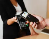 Szybka revolut płatność telefonem NFC zbliżeniowo. Transakcja gotowa!