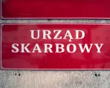 Tablica "Urząd Skarbowy". Zastanawiasz się, jaka kwota przelewu bez kontroli jest bezpieczna? Lepiej nie ryzykować.