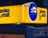 Żółty bankomat Euronet z napisem "bankomat". Można tu wpłacić pieniądze, korzystając z kart Visa, Mastercard i innych.