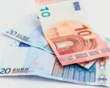 Euro banknoty 10 i 20. Zastanawiasz się, ile wynosi socjal w Niemczech?
