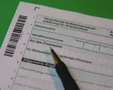 Formular PIT-36 ZG: jak wypełnić? Widok na niemiecki formularz podatkowy z długopisem, gotowy do uzupełnienia.