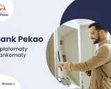 Mężczyzna korzysta z bankomatu Pekao S.A. bez prowizji. Wygodne wpłatomaty i bankomaty dla każdego.
