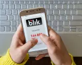 Dostałem przelew przez pomyłkę! Na ekranie telefonu widzę kod Blik, który zaraz skopiuję, by zwrócić pieniądze.
