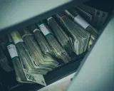 Stosy banknotów w oparciu o oszczędności w gotówce a urząd skarbowy.