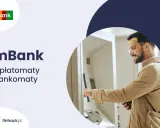 mBank: szybki czas realizacji wpłat i wypłat gotówki w planet cash. Mężczyzna korzysta z wpłatomatu.