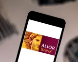 Logo Alior Bank na ekranie smartfona. Szybkie przelewy i płatności z bic swift Alior Bank.