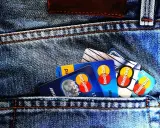 Kilka kart płatniczych, w tym Mastercard, w tylnej kieszeni dżinsów. Czy to preautoryzacja co to?