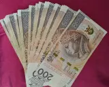Stos 200-złotowych banknotów. Zastanawiasz się, ile można wpłacić na konto bez kontroli?