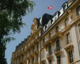 Elegancki budynek w Szwajcarii, gdzie można dowiedzieć się, jak założyć konto w banku szwajcarskim.