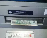 Zostawiłem pieniądze w bankomacie. Stos banknotów 100 zł wystaje z otworu na banknoty.