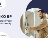 Mężczyzna korzysta z bankomatu wpłatomatu PKO BP.