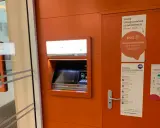 Bankomat Planet Cash z informacją o braku prowizji dla klientów ING. W pobliżu znajduje się też plakat o koronawirusie.