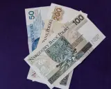 Polskie banknoty: 50, 100, 200 zł. To pokazuje, jakie przelewy są monitorowane w Polsce.