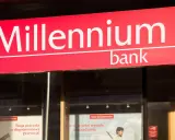 Logo banku Millennium. W pobliżu znajduje się wplatomat, gdzie można wygodnie wpłacić pieniądze.