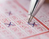 Długopis zaznacza liczby na kuponie lotto. Marzenie o wygranej i świadomość, że czeka nas podatek od wygranej w lotto.