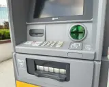Bankomat mBank. Szybka wypłata gotówki z bankomatu, wystarczy zbliżyć kartę i wpisać PIN.