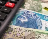 Kalkulator i polskie banknoty. Obliczanie, komu przysługuje świadczenie rodzinne.