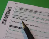 Długopis na formularzu podatkowym, który wypełnia się dla niemieckiego urzędu skarbowego.