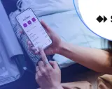 Osoba korzysta z aplikacji Skrill na telefonie, zarządzając finansami. Skrill to platforma płatności online.