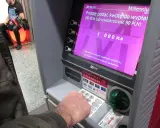 Wpisuję kwotę 1000 PLN na bankomacie Millennium, aby dokonać wypłaty.