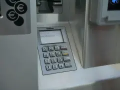 Terminal bankowy z klawiaturą numeryczną i symbolem euro. Ile cyfr ma rachunek bankowy? To pytanie, na które nie odpowie ten terminal.
