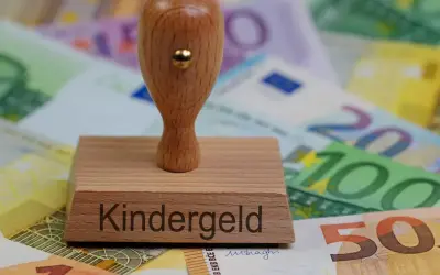 Stempel z napisem "Kindergeld" na tle banknotów euro. Symbol wsparcia dla rodzin, które mogą ubiegać się o świadczenia na dzieci mieszkające w Polsce.