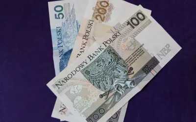 Polskie banknoty: 50, 100, 200 zł. To pokazuje, jakie przelewy są monitorowane w Polsce.