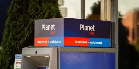 Bankomat Planet Cash z funkcją wpłatomatu. Sprawdź planet cash limit wypłaty, aby poznać dostępne opcje.
