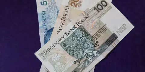 Polskie banknoty: 50, 100, 200 zł. To pokazuje, jakie przelewy są monitorowane w Polsce.