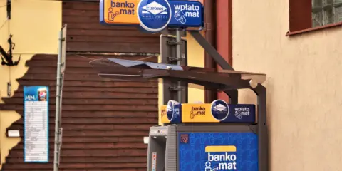 Bankomat Euronet, gdzie łatwo dowiesz się, jak wpłacić pieniądze na konto.