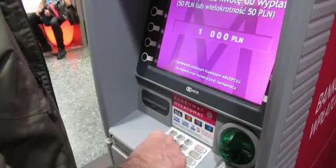 Wpisuję kwotę 1000 PLN na bankomacie Millennium, aby dokonać wypłaty.