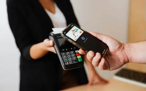 Szybka revolut płatność telefonem NFC zbliżeniowo. Transakcja gotowa!