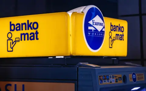 Żółty bankomat Euronet z napisem "bankomat". Można tu wpłacić pieniądze, korzystając z kart Visa, Mastercard i innych.