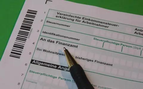 Formular PIT-36 ZG: jak wypełnić? Widok na niemiecki formularz podatkowy z długopisem, gotowy do uzupełnienia.