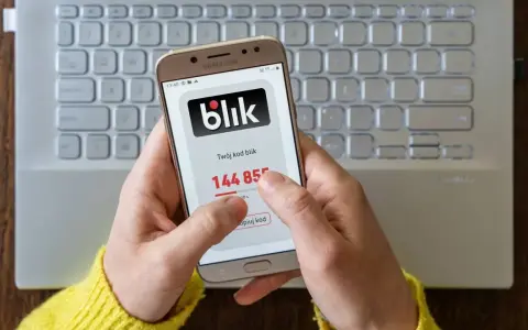 Dostałem przelew przez pomyłkę! Na ekranie telefonu widzę kod Blik, który zaraz skopiuję, by zwrócić pieniądze.
