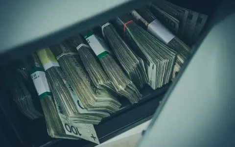 Stosy banknotów w oparciu o oszczędności w gotówce a urząd skarbowy.